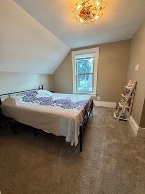 WiFi, bed sheets - Relax with family and friends at this peaceful place to stay. (Lake City)