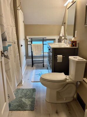 Hair dryer, towels, toilet paper - Relax with family and friends at this peaceful place to stay. (Lake City)