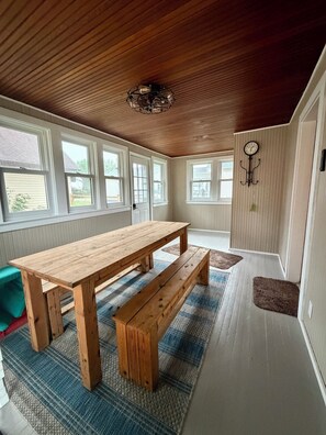 Dining - Relax with family and friends at this peaceful place to stay. (Lake City)