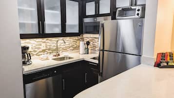 Fridge, microwave, stovetop, dishwasher