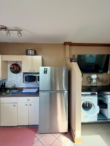 North Vancouver near waterfront Shipyards  private 1 bedroom coach house , pet ?
