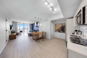 Coffee/tea maker, fridge, microwave, oven - New! Spacious 2 BDR Family-Friendly Beach Resort (Hallandale Beach)