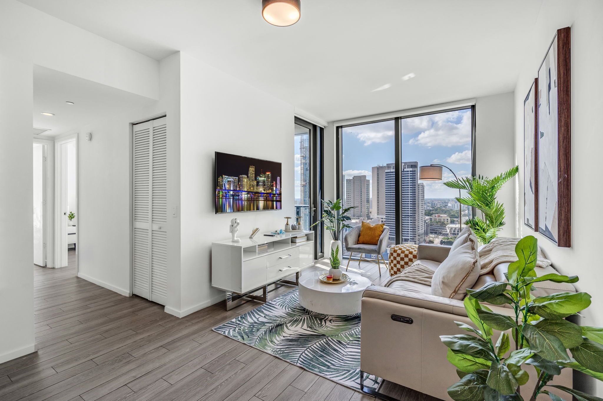 Appartement, 2 chambres, cuisine, vue baie | Coin séjour | TV connectée de 55 pouces avec chaînes numériques, Netflix