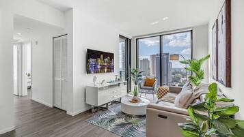 Appartement, 2 chambres, cuisine, vue baie | Coin séjour | TV connectée de 55 pouces avec chaînes numériques, Netflix