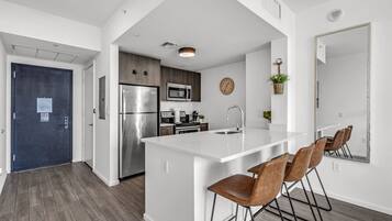 Appartement, 2 chambres, cuisine, vue baie | Cuisine privée | Réfrigérateur, micro-ondes, four, plaque de cuisson