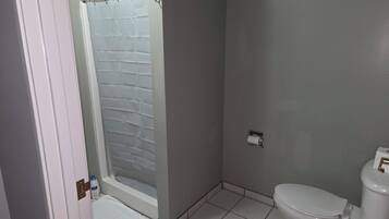 Serviettes fournies, savon, papier de toilette