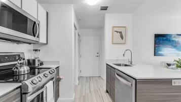 Apartment, 2 Bedrooms, Kitchen, Courtyard View | Private kitchen | Full-sized fridge, microwave, oven, stovetop