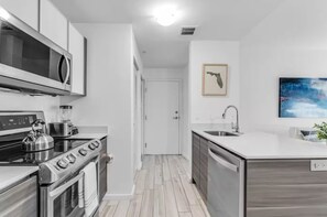 Apartamento, 2 habitaciones, cocina, vistas al patio | Cocina privada | Frigorífico grande, microondas, horno y placa de cocina