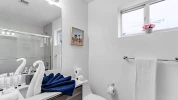Apartment, 2 Bedrooms, Kitchen, Courtyard View | Bathroom | Combined shower/bathtub, hair dryer, towels, soap