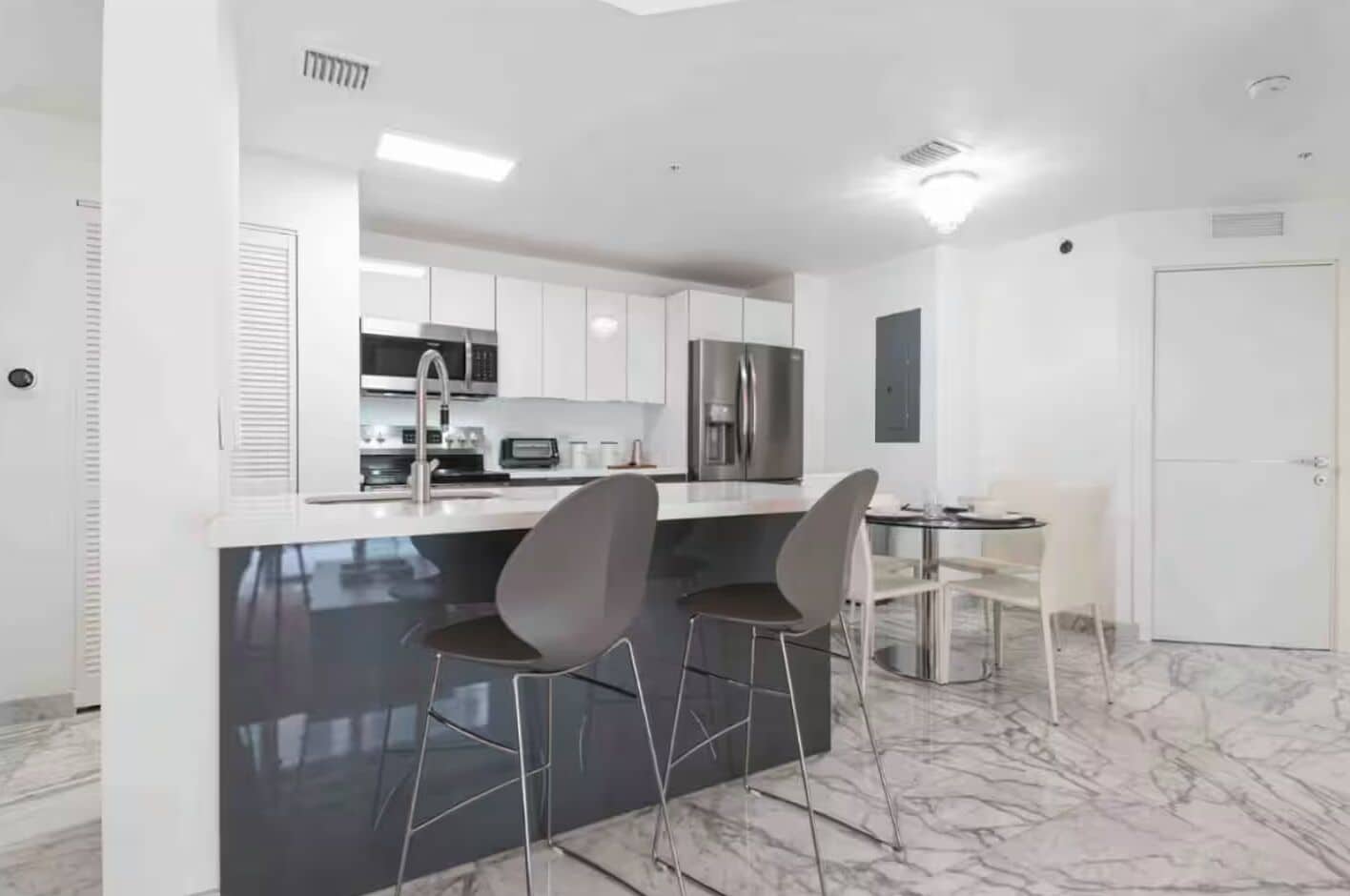 Appartement, 2 chambres, cuisine, vue cour intérieure | Cuisine privée | Cafetière/bouilloire, grand réfrigérateur, micro-ondes, four