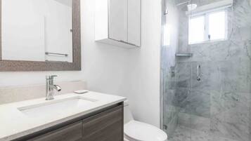 Appartement, 2 chambres, cuisine, vue cour intérieure | Salle de bain | Ensemble douche/baignoire, sèche-cheveux, serviettes fournies, savon