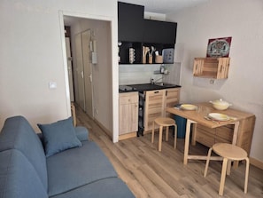 A compact living space with a kitchenette, a dining area, and a sofa. - 100m from ski slopes, Ground floor, terrace, tv, ski locker, 20m², Valloire (Valloire)