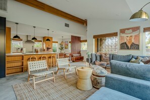 Smart TV, table football, ping pong, offices - Casa Tranquila • Pool, Ping Pong, Game Room & More (Austin)