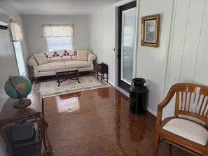 Living area - Adorable 3-bedroom apartment in Corbin near Laurel Lake and Cumberland Falls (Corbin)