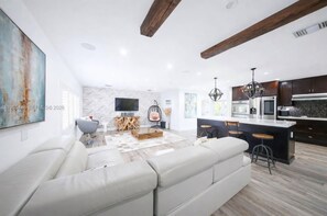Living area - La Atenea (Miami)
