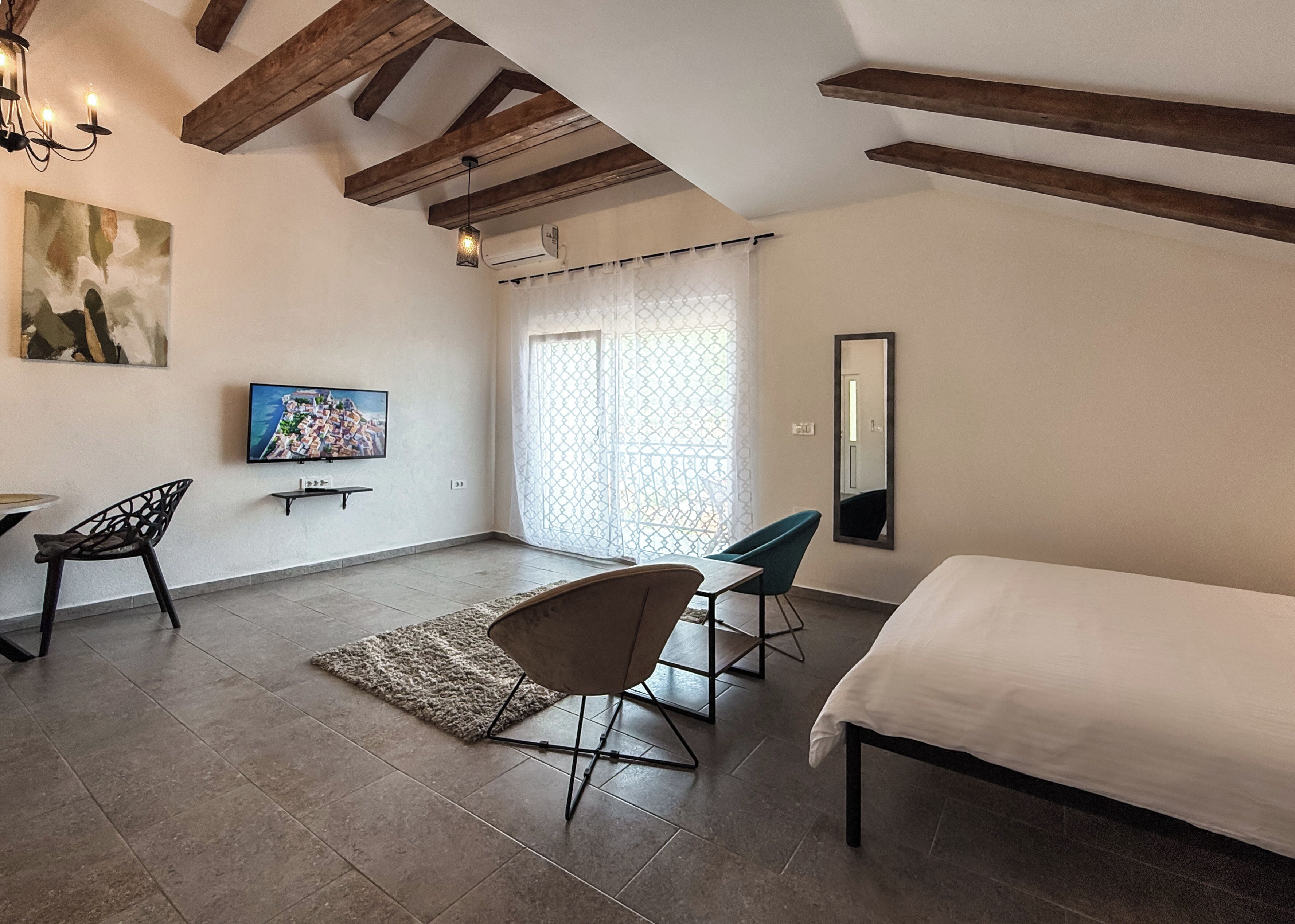 Premium bedding, in-room safe, blackout drapes, soundproofing