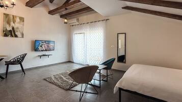 Premium bedding, in-room safe, blackout drapes, soundproofing