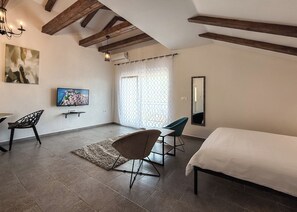 Ropa de cama de alta calidad y caja de seguridad en la habitación 