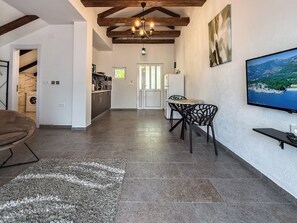 Ropa de cama de alta calidad y caja de seguridad en la habitación 