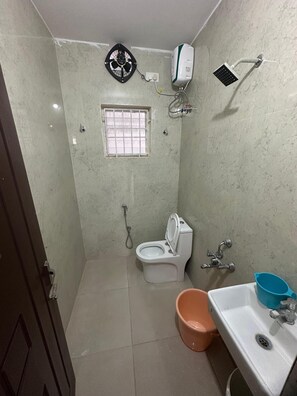 Quarto solteiro standard, para não fumantes | Banheiro | Chuveiro 