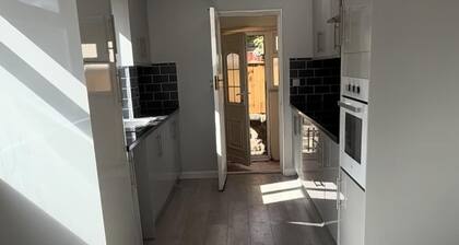 3 Bed Home Sleeps 7 - Wifi & Free Street Parking