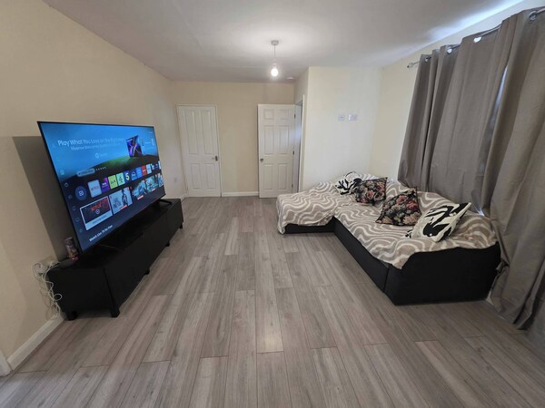 3 Bed Home Sleeps 7 - Wifi & Free Street Parking - Nottingham