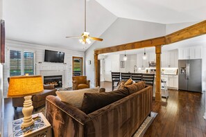 Living area - 3-bedroom house in charming Thompson's Station with large, fenced yard. (Thompson's Station)