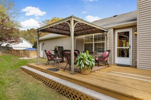 Outdoor dining - 3-bedroom house in charming Thompson's Station with large, fenced yard. (Thompson's Station)