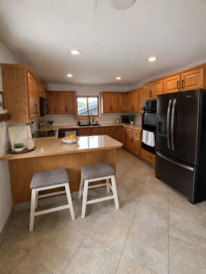 Private kitchen - Spacious Family Retreat overlooking the city- Sleeps 10 (Great Falls)
