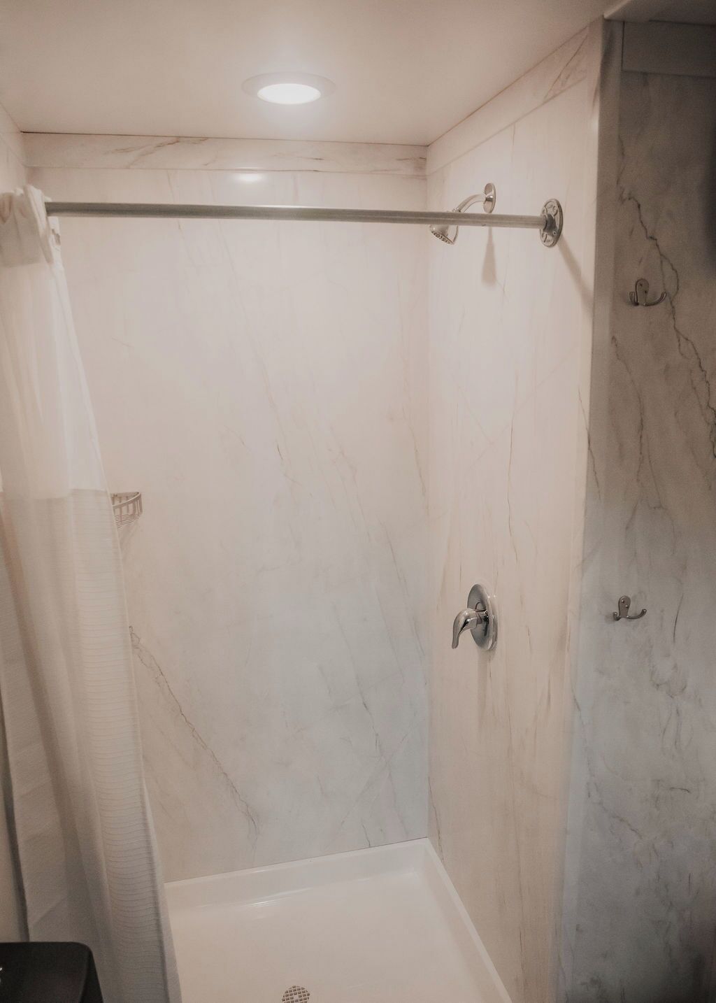 Douche, séchoir à cheveux, serviettes fournies, papier de toilette