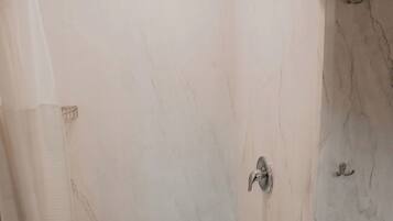 Douche, séchoir à cheveux, serviettes fournies, papier de toilette