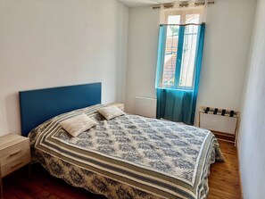 1 slaapkamer, een strijkplank/strijkijzer, beddengoed