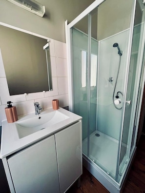 Een douche, een haardroger, handdoeken, zeep