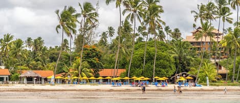 Plage, sable blanc, chaises longues, parasols
