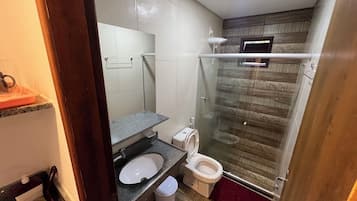 Basic-suite - udsigt til have | Badeværelse | Bruser, håndklæder, Toiletpapir