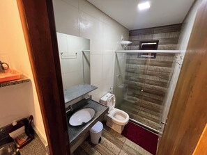 Basic-suite - udsigt til have | Badeværelse | Bruser, håndklæder, Toiletpapir