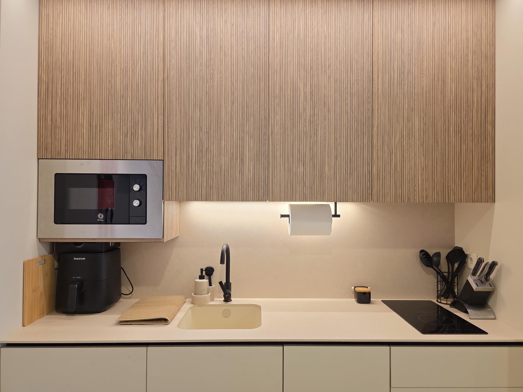 Cafetière/bouilloire, réfrigérateur, micro-ondes, lave-vaisselle