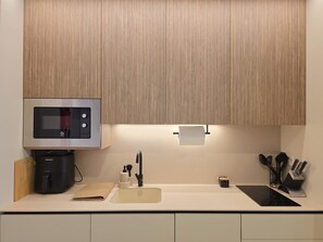 Wasserkocher mit Kaffee-/Teezubehör, Kühlschrank, Mikrowelle