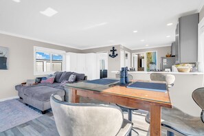 Living area - Water St. Boathouse/St. Clair & Belle River/bring boat or car/walkable downtown (Marine City)