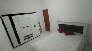 Iron/ironing board, bed sheets