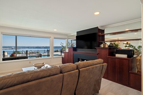 Mount Rainer/Water/Skyline View-Central AC-Mini Outdoor Golf-Private Heated Pool