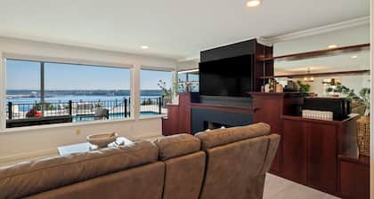 Mount Rainer/Water/Skyline View-Central AC-Mini Outdoor Golf-Private Heated Pool