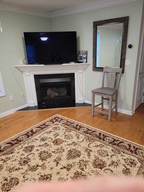 Interior - Beach House 3-bedroom home in gorgeous Milford with access to private beach (Milford)