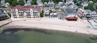 Beach House 3-bedroom home in gorgeous Milford with access to private beach