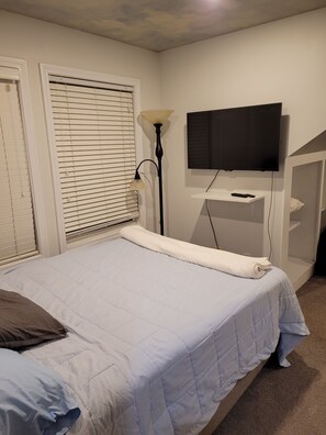 Iron/ironing board, WiFi, bed sheets - Beach House 3-bedroom home in gorgeous Milford with access to private beach (Milford)