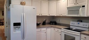 Private kitchen - Beach House 3-bedroom home in gorgeous Milford with access to private beach (Milford)