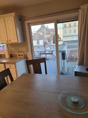 Dining - Beach House 3-bedroom home in gorgeous Milford with access to private beach (Milford)