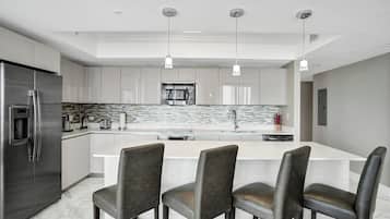 Family Apartment, Balcony, City View | Private kitchen
