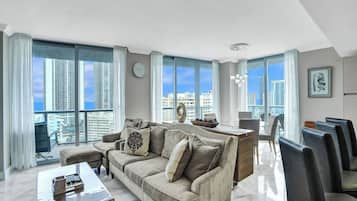 Family Apartment, Balcony, City View | Living area