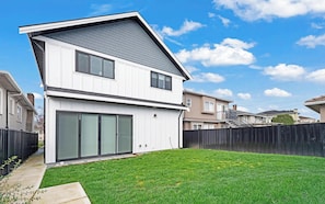 Exterior - Modern 3BR Gem | Close to Transit | 15m to DT (Vancouver)